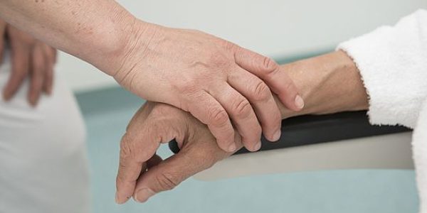 KAGES Pflege Puls Hände